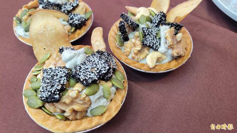 手作胡麻特色小點。（記者王姝琇攝）