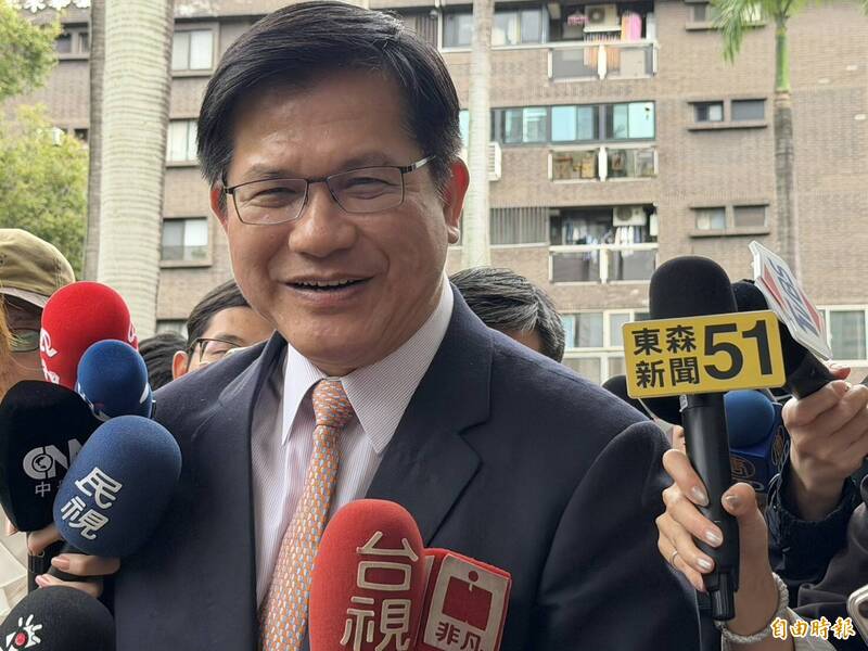 行政院長卓榮泰今天率各部會首長赴立法院繼續進行施政報告並備詢，外交部長林佳龍會前接受媒體聯訪。（記者李文馨攝）