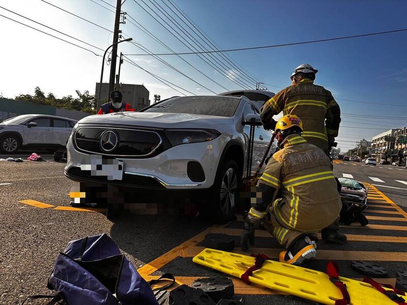 台南市佳里萧垄文化园区附近今晨传出2部机车碰撞意外，53岁女骑士仅手脚挫伤，60岁男骑士则在喷飞倒地后，遭后方行驶而来的宾士车压在车底下，消防人员抵达协助脱困，男子已无呼吸、心跳，经急救并送佳里奇美医院抢救，恢复呼吸心跳。（民众提供）