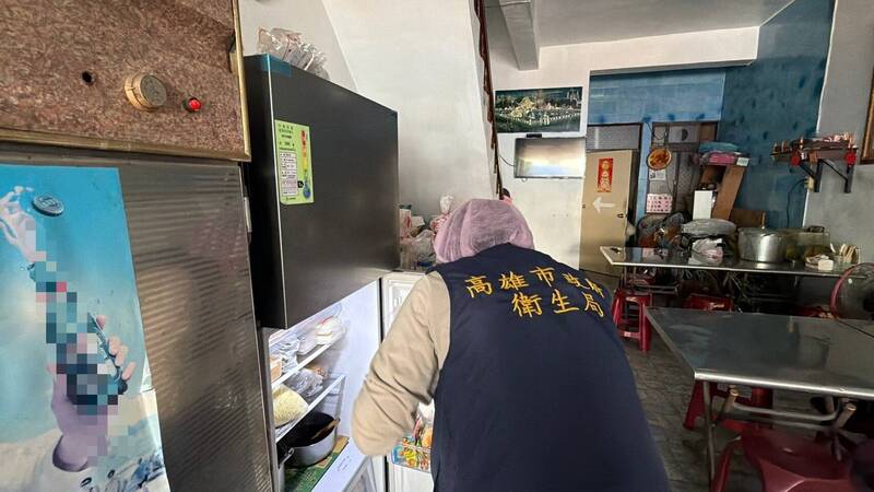 衛生局人員至小吃店稽查，發現有7項缺失待改善。（圖由高雄衛生局提供）