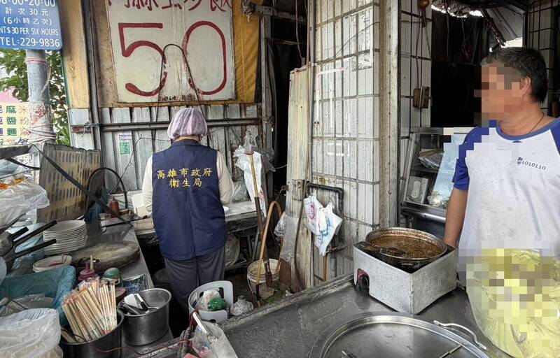 衛生局人員至小吃店稽查，發現有7項缺失待改善。（圖由高雄衛生局提供）
