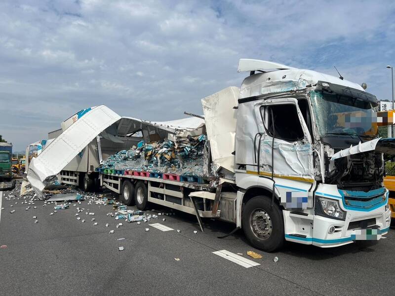 国道3号南投名间路段，4日下午发生半联结车车祸，车上铝罐营养品散落满地。（警方提供）