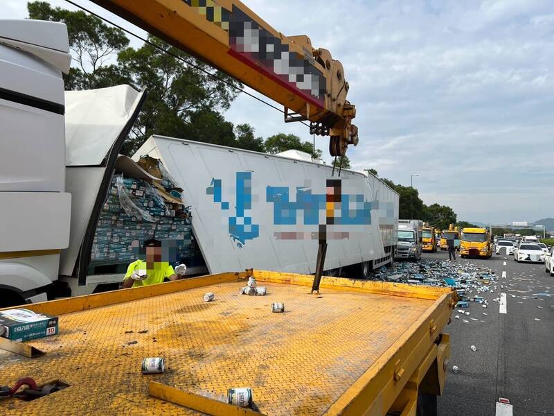 载运大量铝罐营养品的半联结车，车厢脱落，货品散落满地。（警方提供）