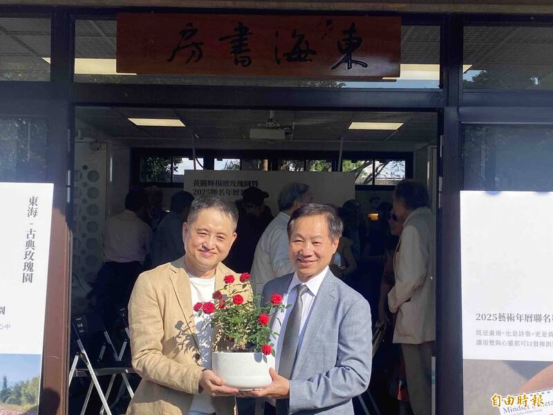 東海大學校友黃騰輝（左）捐建「小王子玫瑰園」給母校，校長張國恩受贈玫瑰。（記者黃旭磊攝）