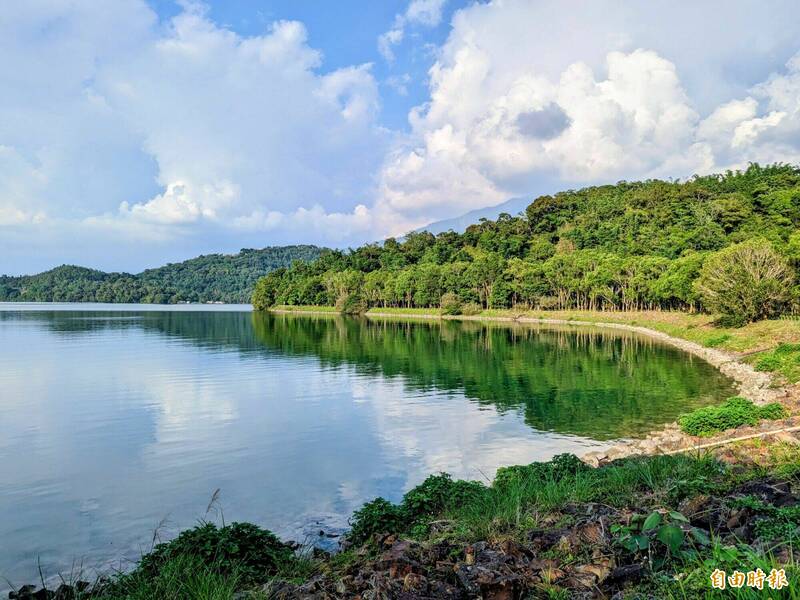 日月潭近來在網路上出現體驗「超普」的討論，日管處回應，位在潭區月牙灣能享受不一樣的靜謐水景。（記者劉濱銓攝）