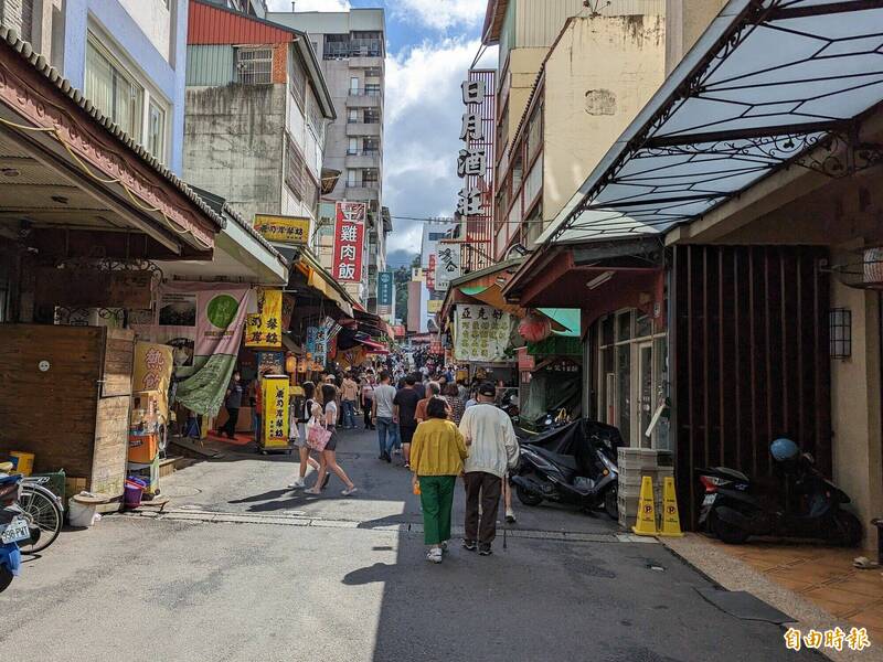 日月潭商圈近來引發網路討論，質疑就像夜市一樣。（記者劉濱銓攝）