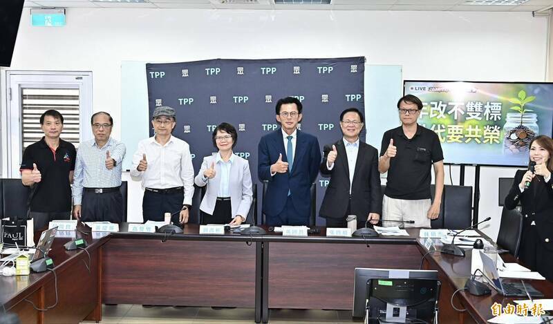 民眾黨團總召黃國昌今召開記者會預告，民眾黨團明將提出再修正動議，主張自今年度起停砍所得替代率。（記者塗建榮攝）