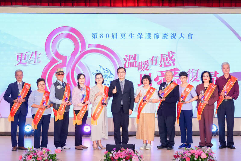 更生保护会成立迄今已迈入80周年，法务部长郑铭谦致词表示，感谢各获奖者长年无私奉献，秉持「不放弃任何一个人」的信念，接纳曾犯错的人，给予陪伴与支持。（图由法务部提供）