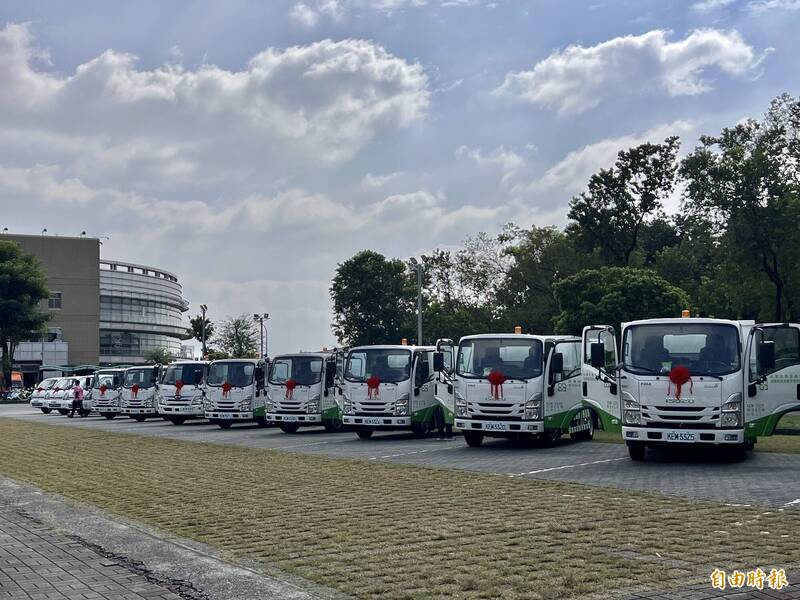 屏縣補助各鄉鎮市資收車、垃圾車38輛，今舉行授車典禮，新車一字排開十分壯觀。（記者羅欣貞攝）