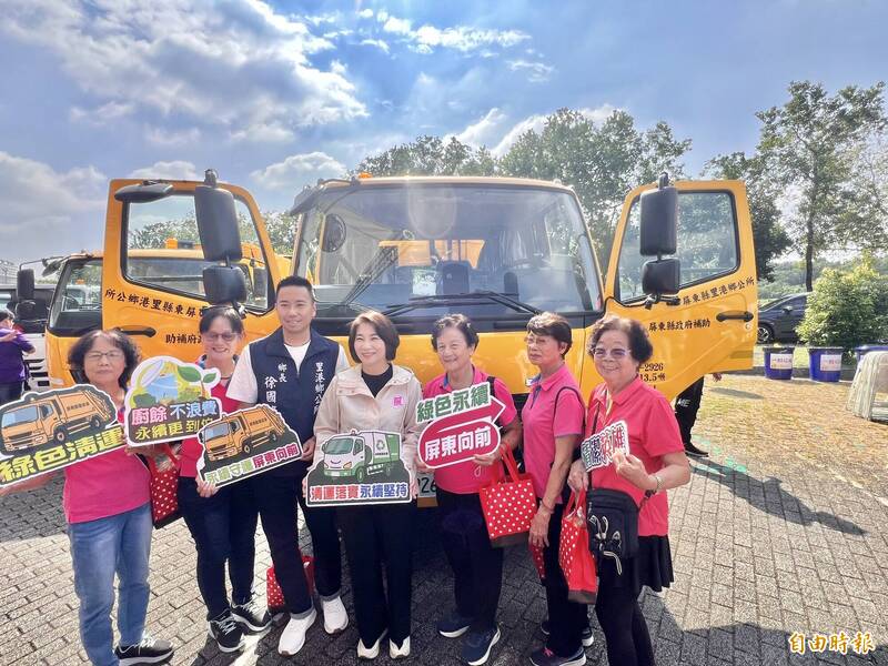 屏東縣各鄉鎮清潔隊領到新車後十分開心。（記者羅欣貞攝）