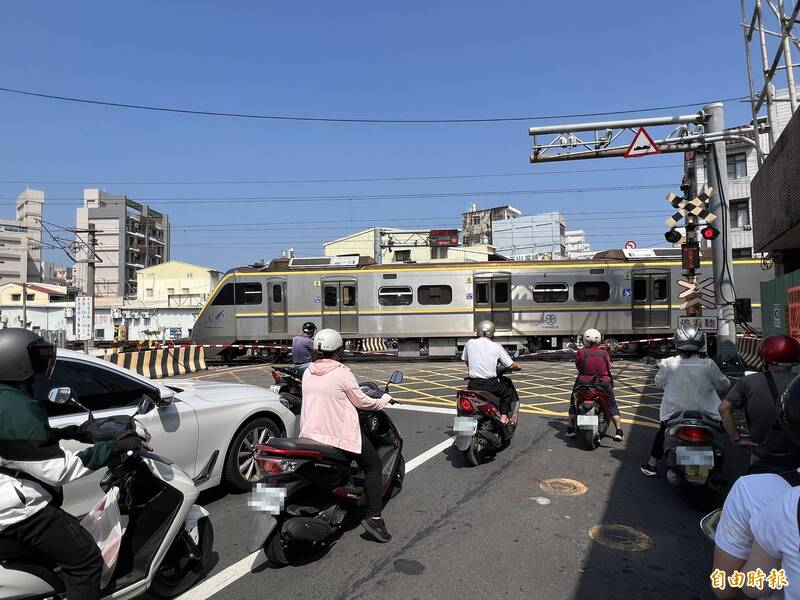 斗六鐵路行經市區全長6公里有7處平交道、3處陸橋、2處地下道，導致市區交通雍壅塞及妨礙地方發展，地方期盼能高架化。（記者黃淑莉攝）