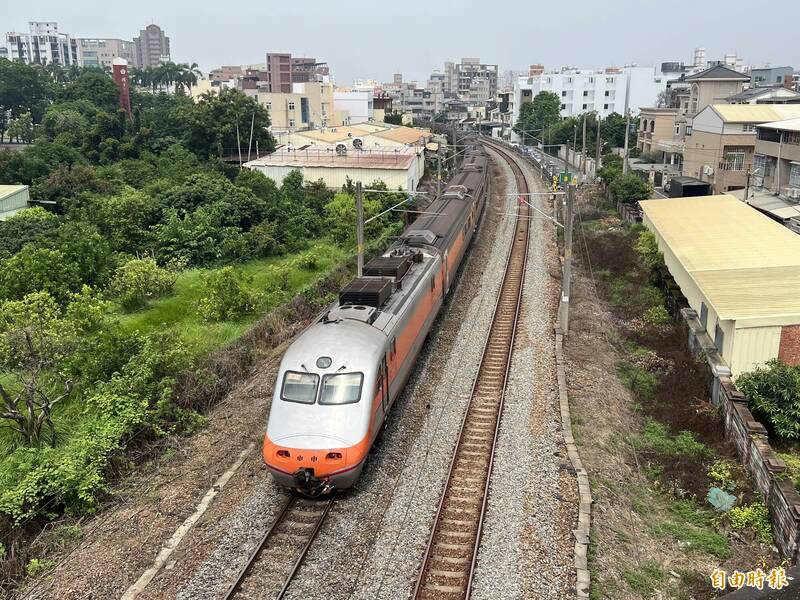 斗六鐵路行經市區全長6公里有7處平交道、3處陸橋、2處地下道，導致市區交通雍壅塞及妨礙地方發展，地方期盼能高架化。（記者黃淑莉攝）