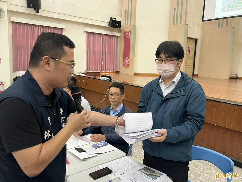 斗六市長林聖爵將8500份市民同意斗六鐵路高架化連署書遞交給交通部路政道安司科長黎俊彬。（記者黃淑莉攝）