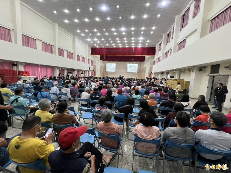 斗六鐵路高架化說明會吸引約500名斗六民眾出席關切。（記者黃淑莉攝）