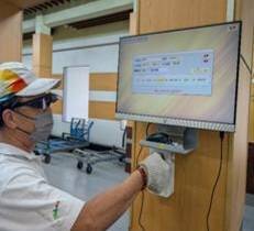 高雄殯儀館骨灰火化流程全面電腦化，採三道關卡掃QRCODE嚴控。（市府提供）