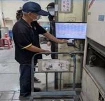 高雄殯儀館骨灰火化流程全面電腦化，採三道關卡掃QRCODE嚴控。（市府提供）