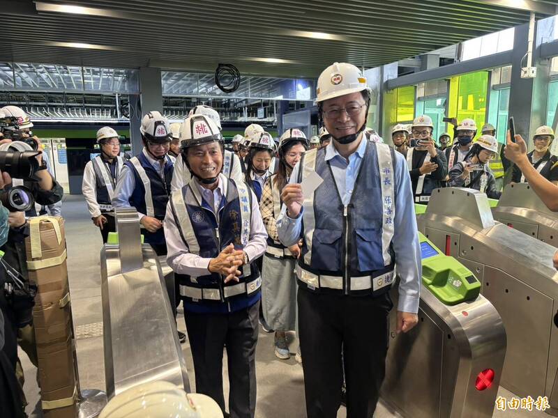 桃園市長張善政今天視察桃園綠線捷運工程進度。（記者余瑞仁攝）
