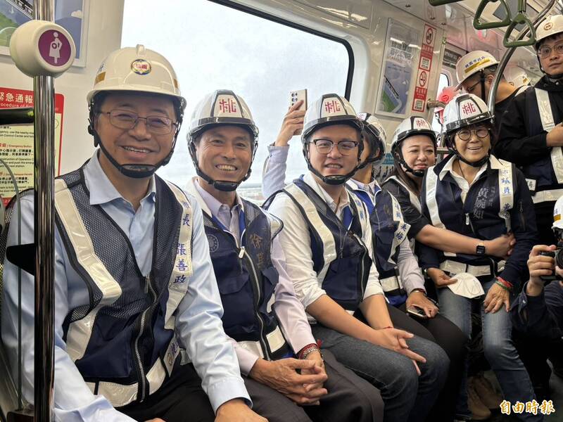 張善政（左一）與多名市議員搭乘綠捷列車進行動態測試。（記者余瑞仁攝）