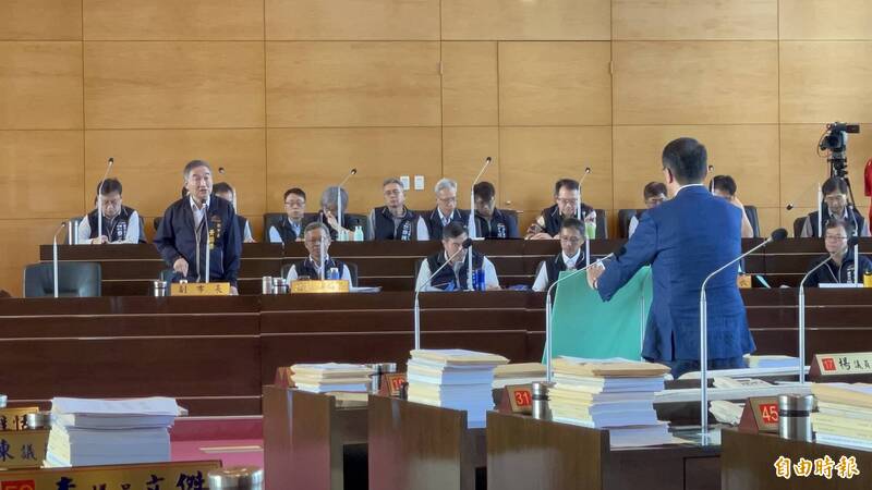 黃國榮（左前）被林德宇連連追問曝盧秀燕真實反應。（記者蘇孟娟攝）