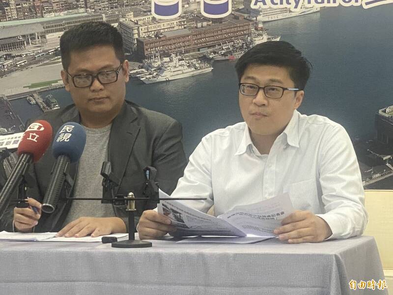 基隆市政府今（4）日下午召開「基隆新市政大樓公辦都市更新案」記者會，都市發展處長謝孝昆（圖右）表示，依顧問公司規劃，預估分回比例約37％，屬合理範圍。（記者俞肇福攝）