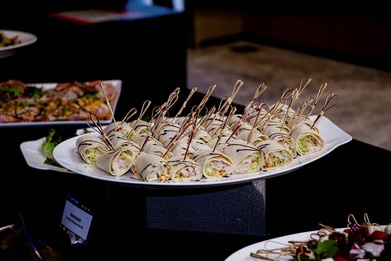 高雄萬豪酒店12月31日晚間舉辦「迎光翱翔2026跨年派對」，提供Buffet餐點、歌手演唱抽獎等活動。（高雄萬豪酒店提供）