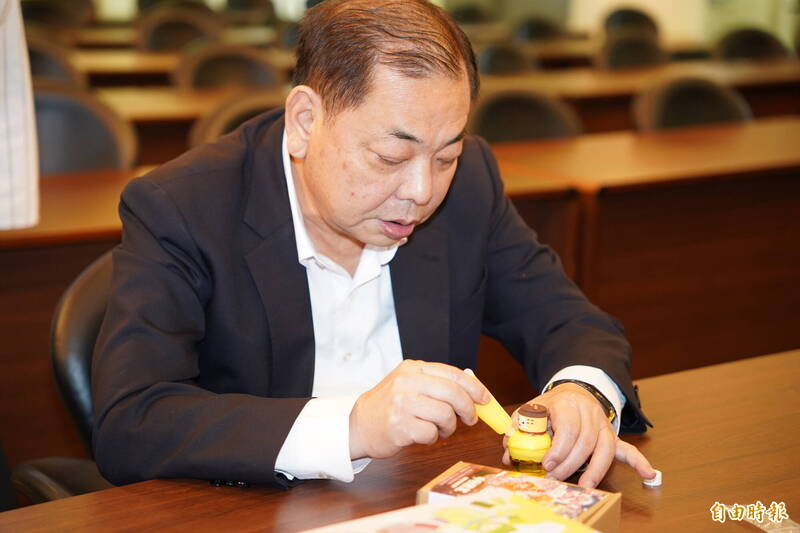 新竹縣副縣長陳見賢實際體驗「布丁捏塑工作坊」的文創產品手作。（記者黃美珠攝）