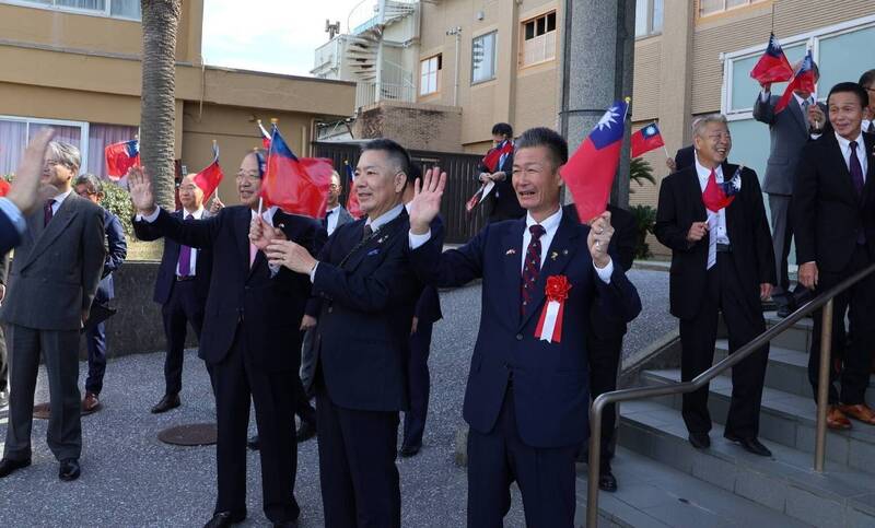 館山市役所同仁持青天白日滿地紅國旗，迎接蘇澳訪問團到訪。（蘇澳鎮公所提供）