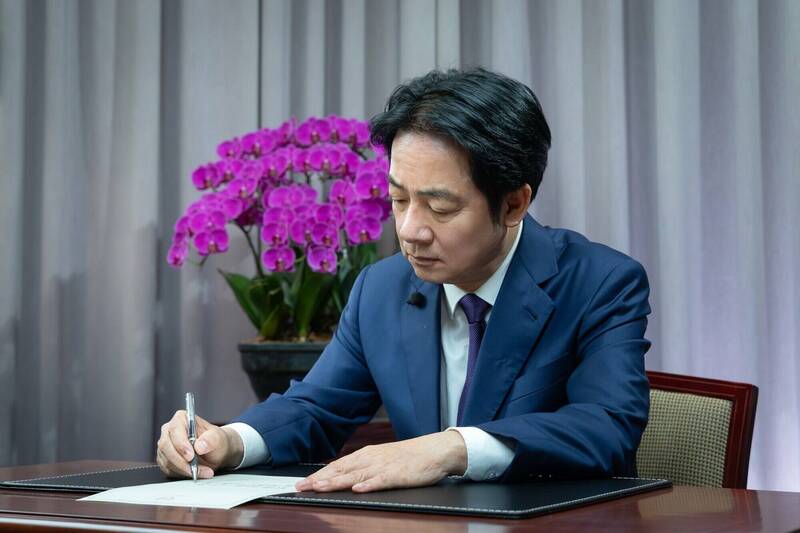 賴總統先後前往陸軍特戰指揮部、33化學兵群、53工兵群，並特別手寫卡片致贈。（總統府提供）