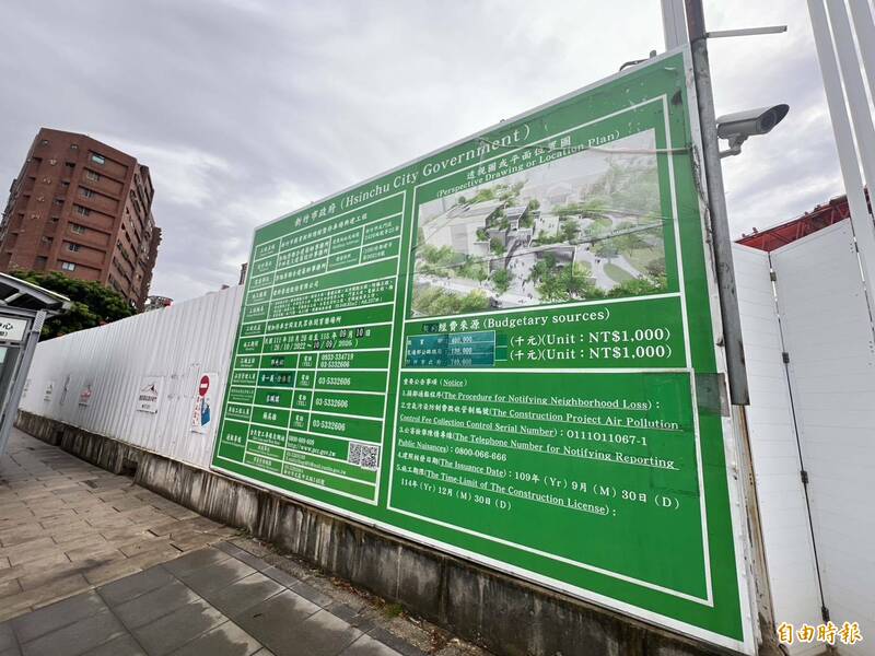 新竹市文化局在明年度預算編列總圖藏書添購經費1313萬元，但目前總圖書館工程進度落落14%，藏書添購預算編在工程完工前，市議員曾資程認為這是預算時程錯置，市府浮編預算情況嚴重。（記者洪美秀攝）