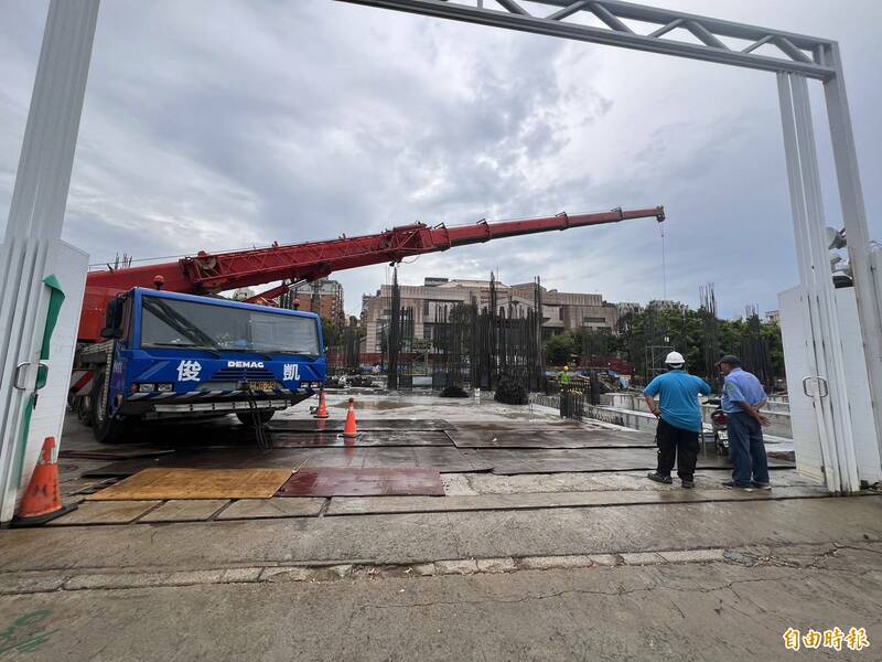 新竹市文化局在明年度預算編列總圖藏書添購經費1313萬元，但目前總圖書館工程進度落落14%，藏書添購預算編在工程完工前，市議員曾資程認為這是預算時程錯置，市府浮編預算情況嚴重。（記者洪美秀攝）