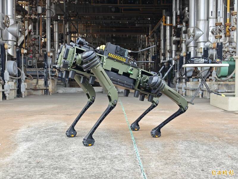 全国首只侦检机器犬今天来到南部，首度参与由地方县市主办的毒化灾防演练。（记者陈彦廷摄）