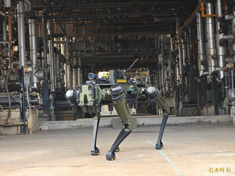 全国首只侦检机器犬今天来到南部，首度参与由地方县市主办的毒化灾防演练。（记者陈彦廷摄）