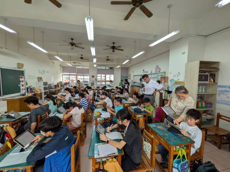 高雄市校園行動載具學習已達93%。（資料照，高雄市敎育局提供）