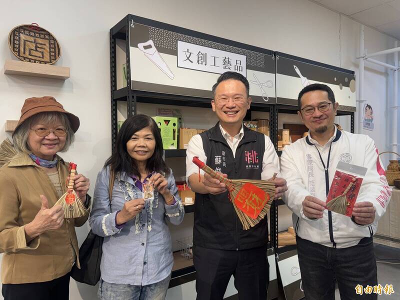 桃園市副市長蘇俊賓（左3）等人參觀天光雜貨店的系列客庄商品。（記者李容萍攝）