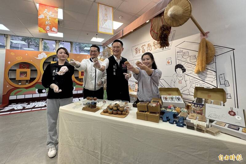 桃園市副市長蘇俊賓（左3）等人製作「柿柿如意捏捏皂」，感受天光雜貨店所帶來的多元文化體驗。（記者李容萍攝）