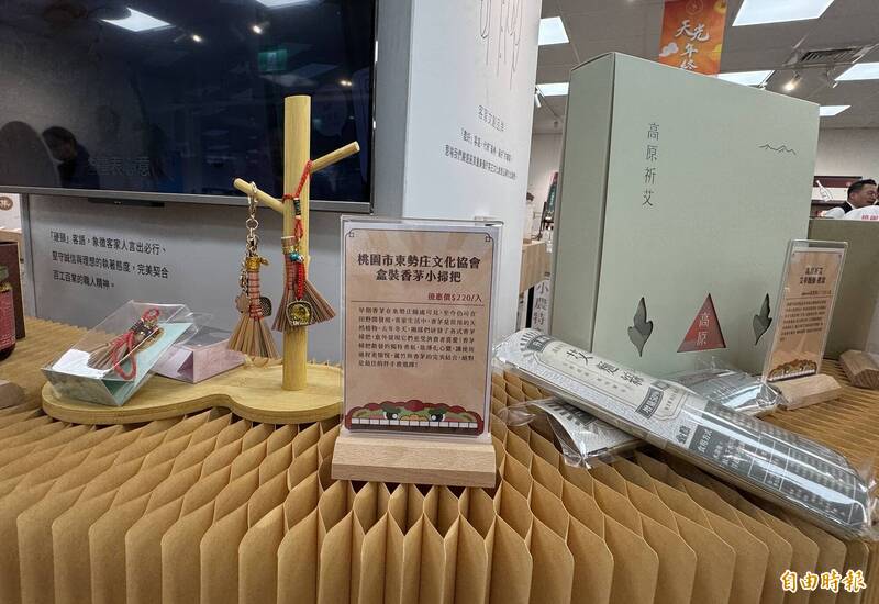 桃園市「天光雜貨店」展售各式客家好物。（記者李容萍攝）