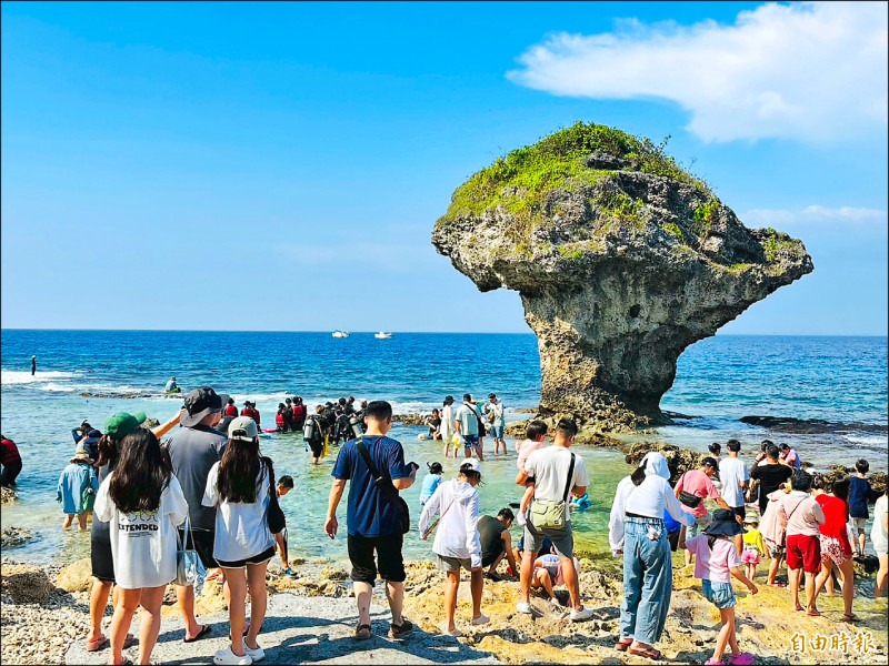 屏縣墾丁及小琉球進入旅遊淡季,隨著政府即將普發全民一萬元現金,業者準備祭出優惠方案爭取商機。(記者陳彥廷攝) 屏縣墾丁及小琉球進入旅遊淡季,隨著政府即將普發全民一萬元現金,業者準備祭出優惠方案爭取商機。(記者陳彥廷攝)