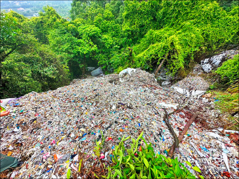 冬山三清宮附近 被偷倒30噸廢棄物