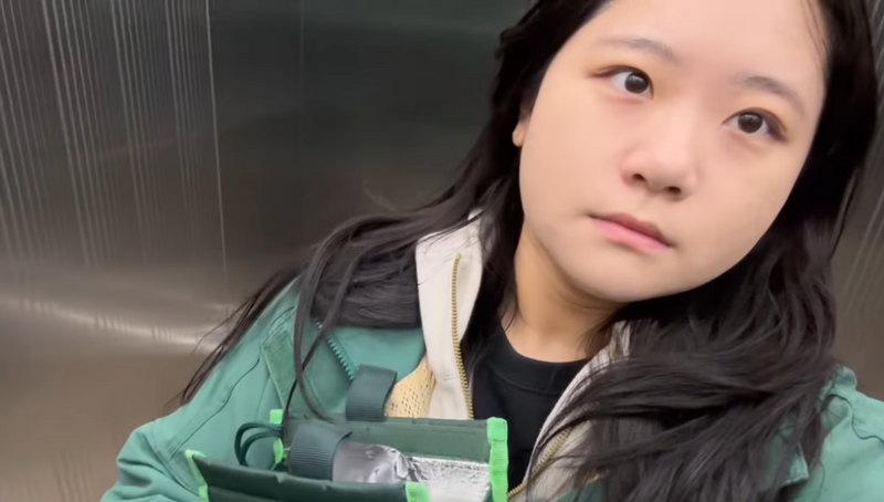 南韩共同民主党「共同非常对策委员会」前委员长朴志玹，离开政坛后打工派送蔬果汁。（图撷自朴志玹YT频道）