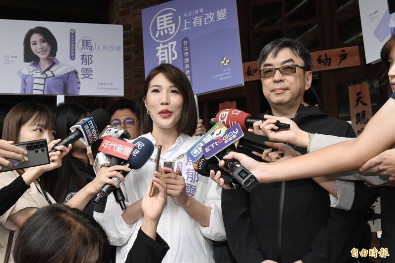 前民進黨立委段宜康（右）表示，黃國昌的價值只有一個，「對自己有好處就是他的價值」，若收取對價的價金來進行揭弊，「不意外啊！」。他今陪同有意投入中正萬華議員選舉的前三立記者馬郁雯（左）現身艋舺龍山寺。（記者羅沛德攝）