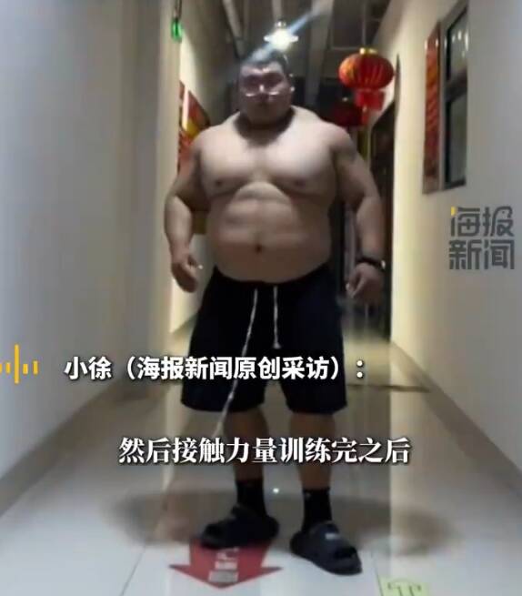 他的體重達到約170公斤，卻仍有著明顯的腹肌，他也因此被中國網友封為「現代許褚」。（圖擷取自微博）