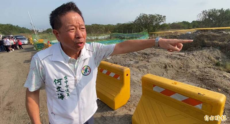 台中市議員何文海在文山掩埋場表示，生廚餘含水量高，焚化可能會產生戴奧辛空汙排放。（記者黃旭磊攝）