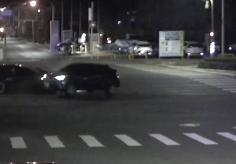 高雄2轿车疑未保持距离追撞，2人受伤送医。（民众提供）