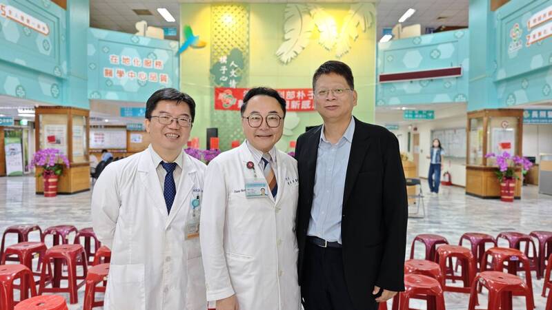 衛生福利部朴子醫院新院長曹承榮（中）。（朴子醫院提供）