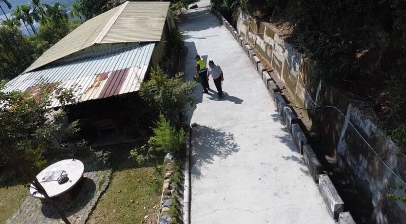 里港警分局出动人力，配合无人机空拍，全面清查山区工寮。（屏县里港警分局提供）