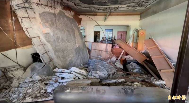 苗栗县一对吴姓夫妻买了一栋中古透天，找来江姓男子改建，结果夫妻俩入住3年多后一晚，睡梦之际，遭崩落的砖墙、天花板等砸伤。图为天花板崩落示意照，与本新闻无关。（资料照）