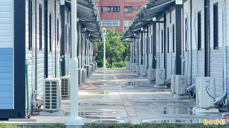 花蓮縣政府與中華民國紅十字會合作興建「組合屋」，預計於11月8日開放受災戶看屋，並於11月底簽約，12月入住。（記者王錦義攝）