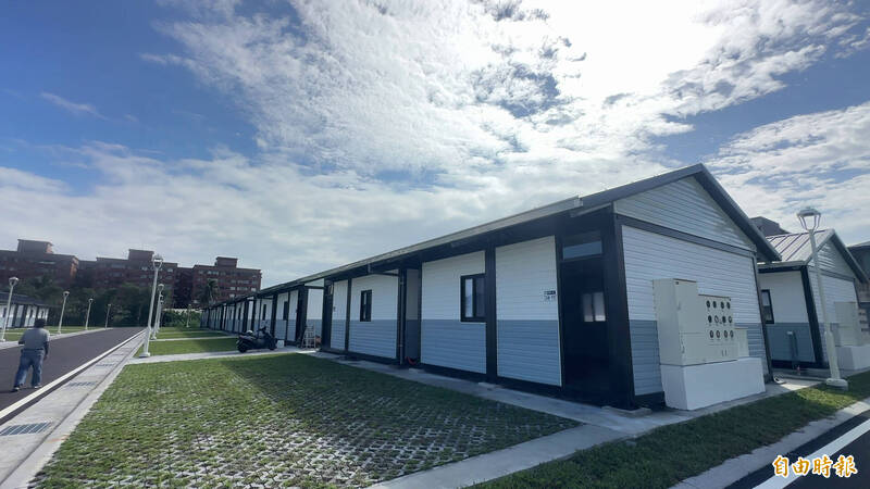 花蓮縣政府與中華民國紅十字會合作興建「組合屋」，預計於11月8日開放受災戶看屋，並於11月底簽約，12月入住。（記者王錦義攝）