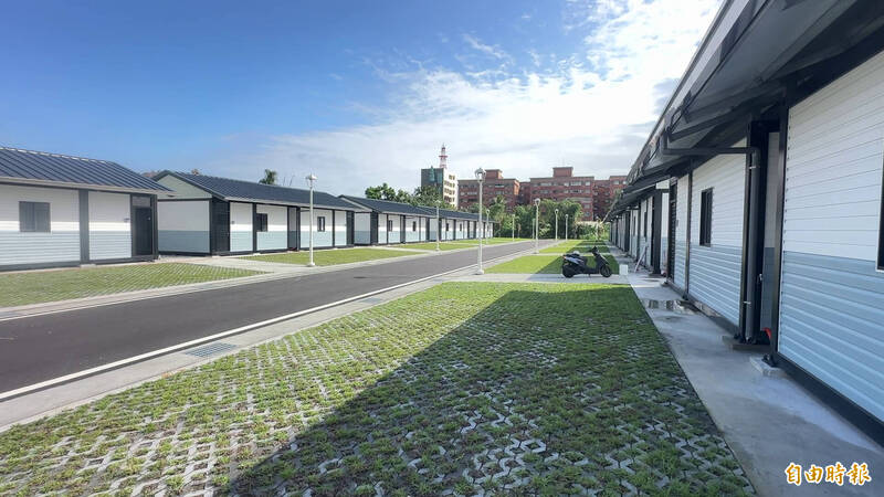 花蓮縣政府與中華民國紅十字會合作興建「組合屋」，預計於11月8日開放受災戶看屋，並於11月底簽約，12月入住。（記者王錦義攝）