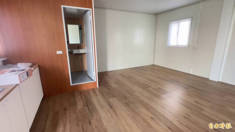 花蓮縣政府與中華民國紅十字會合作興建「組合屋」，預計於11月8日開放受災戶看屋，並於11月底簽約，12月入住。（記者王錦義攝）